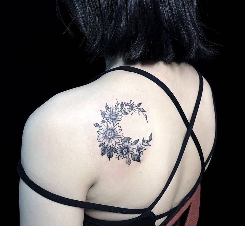 花环纹身图片_肩部背部纹身图案