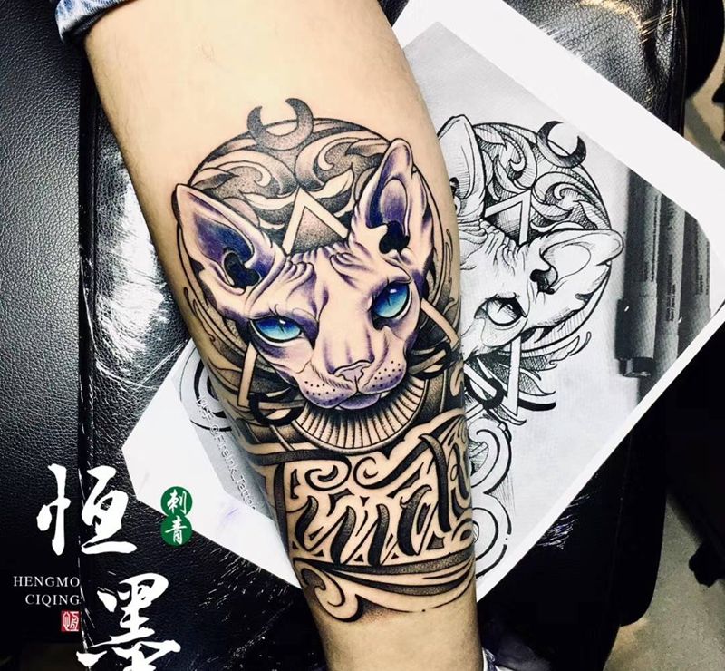 斯芬克斯猫纹身图片_腿部点刺New School花体字纹身图案