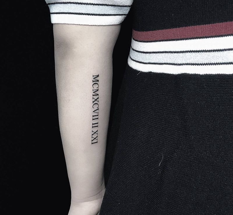 日期纹身图片_手臂花体字纹身图案