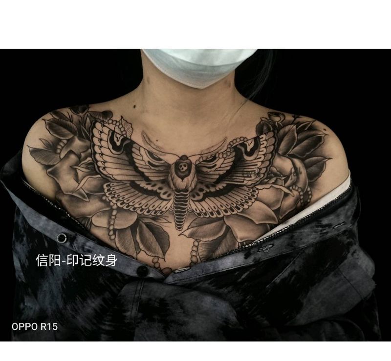 飞蛾花胸纹身图片_胸部纹身图案