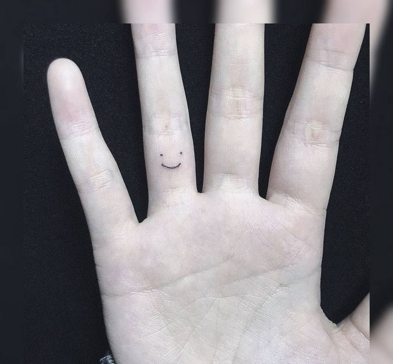 smile纹身图片_手部纹身图案