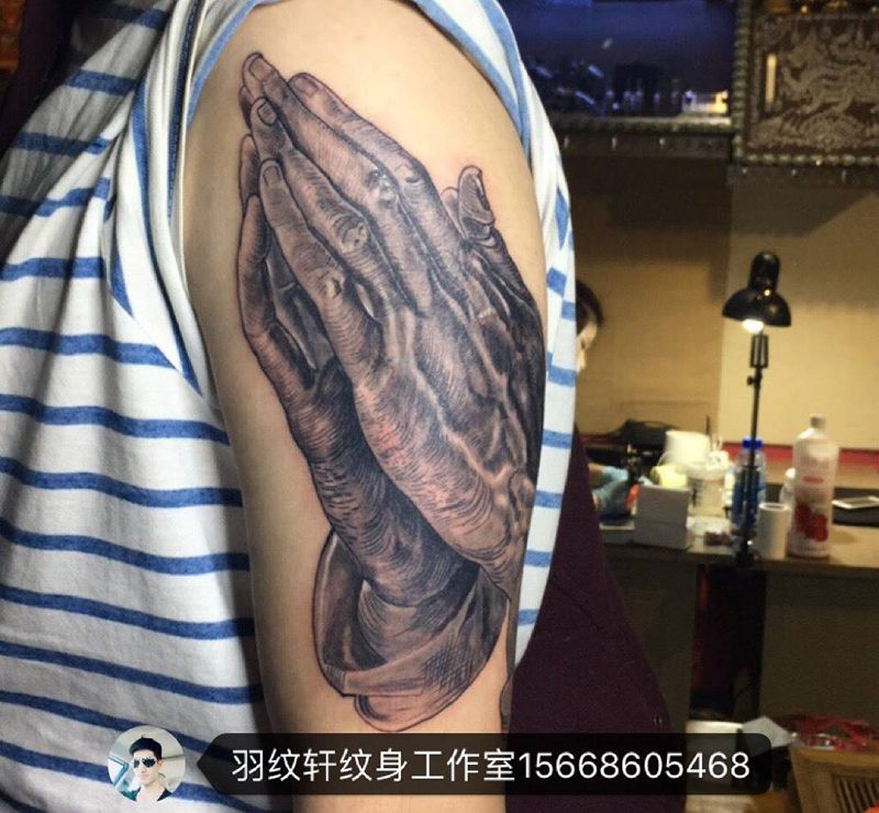 祷告之手纹身图片_成品手臂写实人物纹身图案