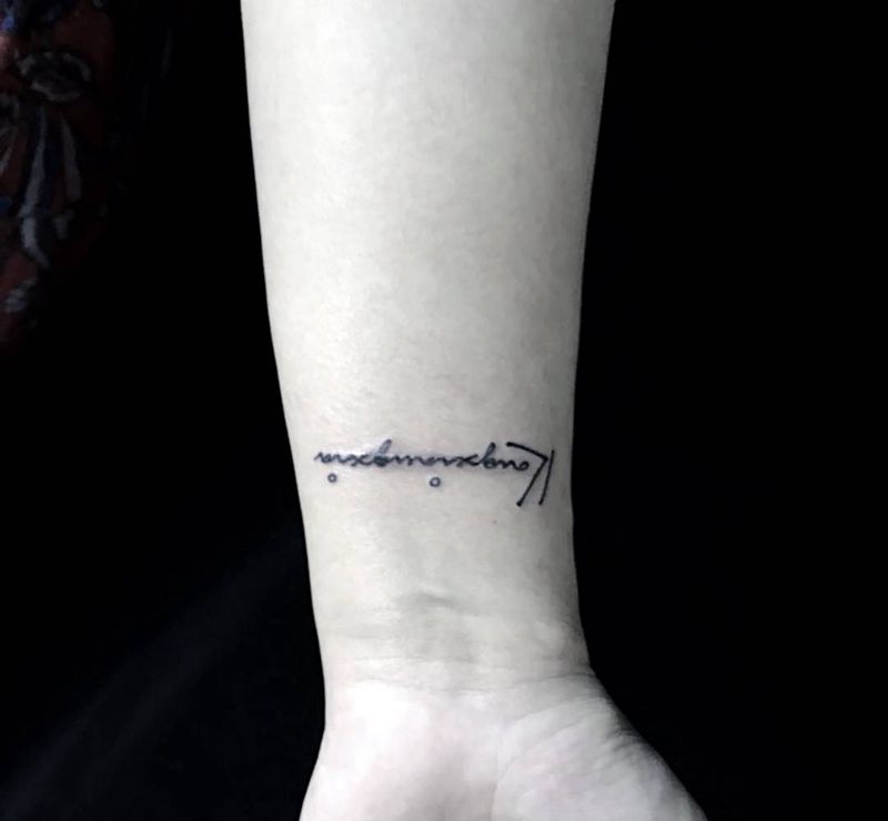 疤痕遮盖纹身图片_手臂花体字纹身图案