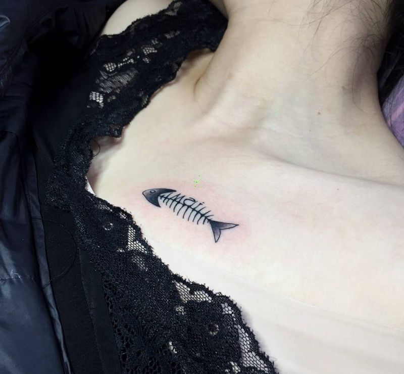 鱼骨纹身图片_成品肩部清新纹身图案