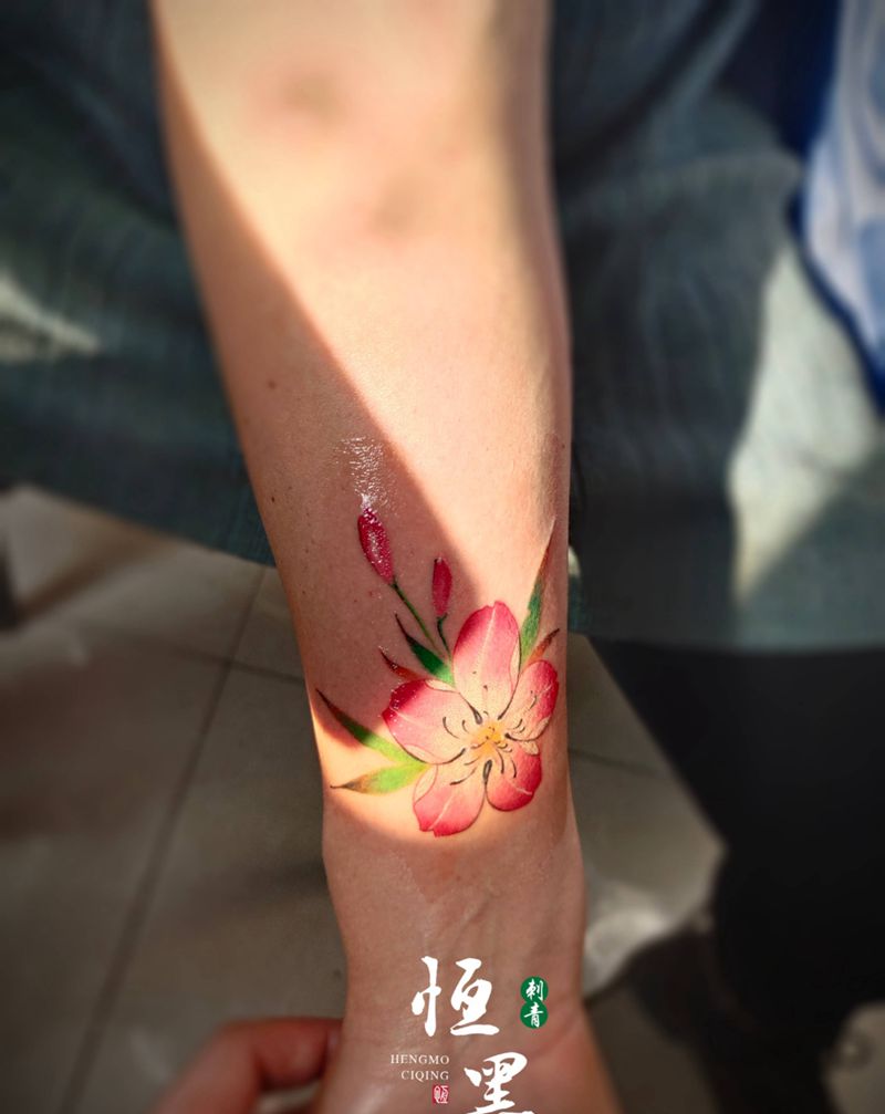 桃花纹身图片_手臂水彩纹身图案