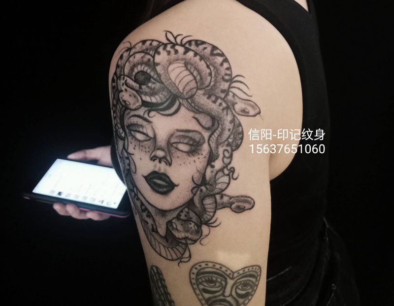 美杜莎纹身图片_手臂Old School纹身图案