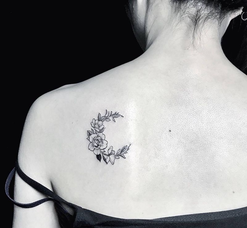 小花环纹身图片_背部肩部纹身图案