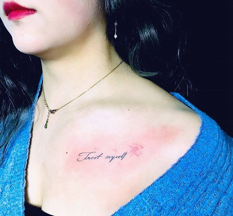 樱花纹身图片_肩部花体字纹身图案