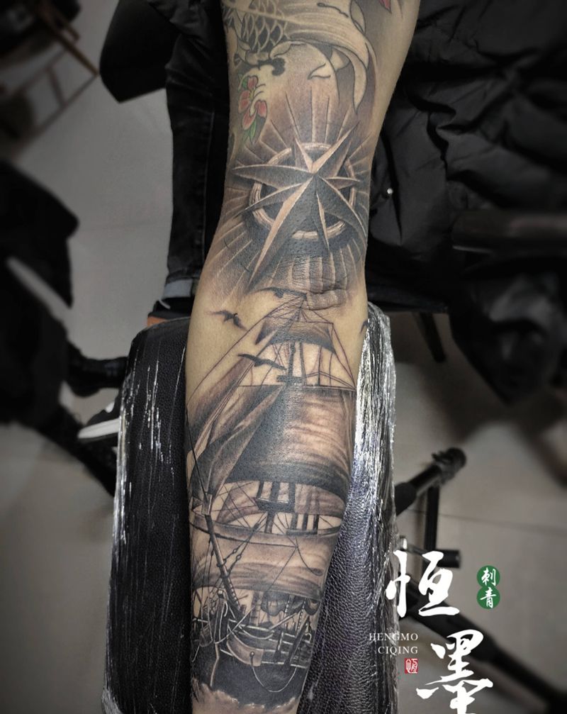帆船&指南针纹身图片_手臂欧美写实纹身图案