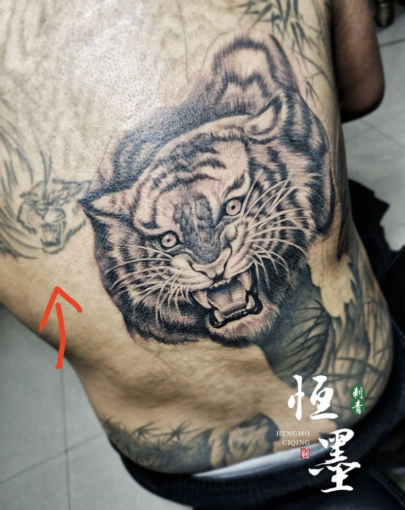 大老虎纹身图片_背部欧美写实纹身图案