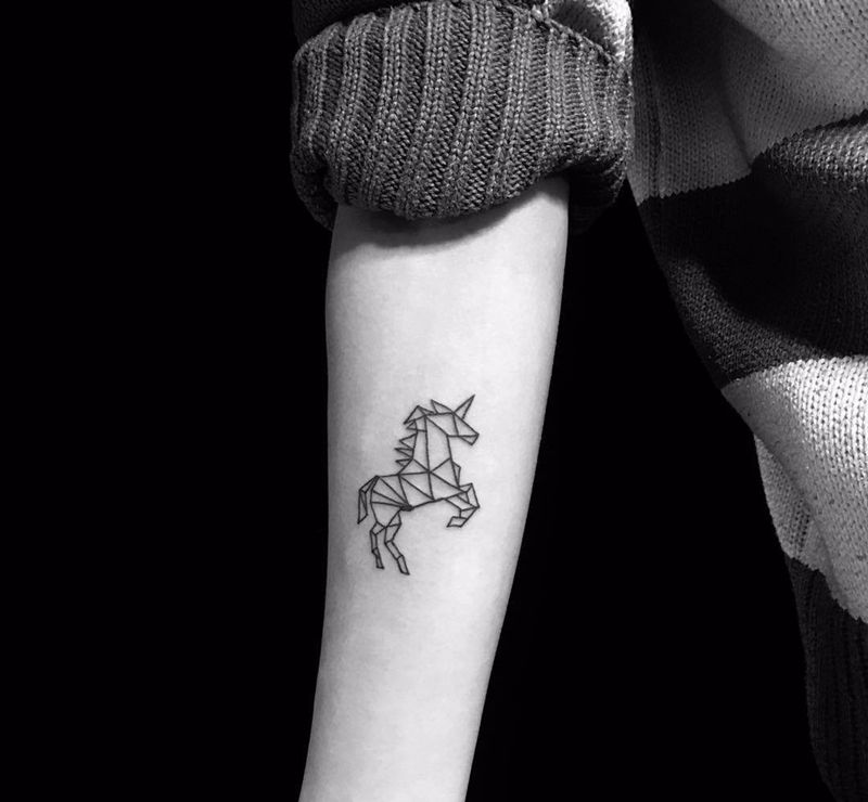 独角兽纹身图片_手臂几何纹身图案