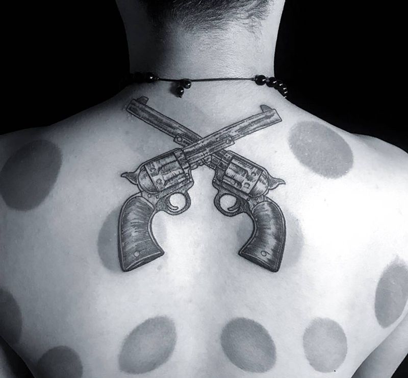 双枪纹身图片_背部纹身图案