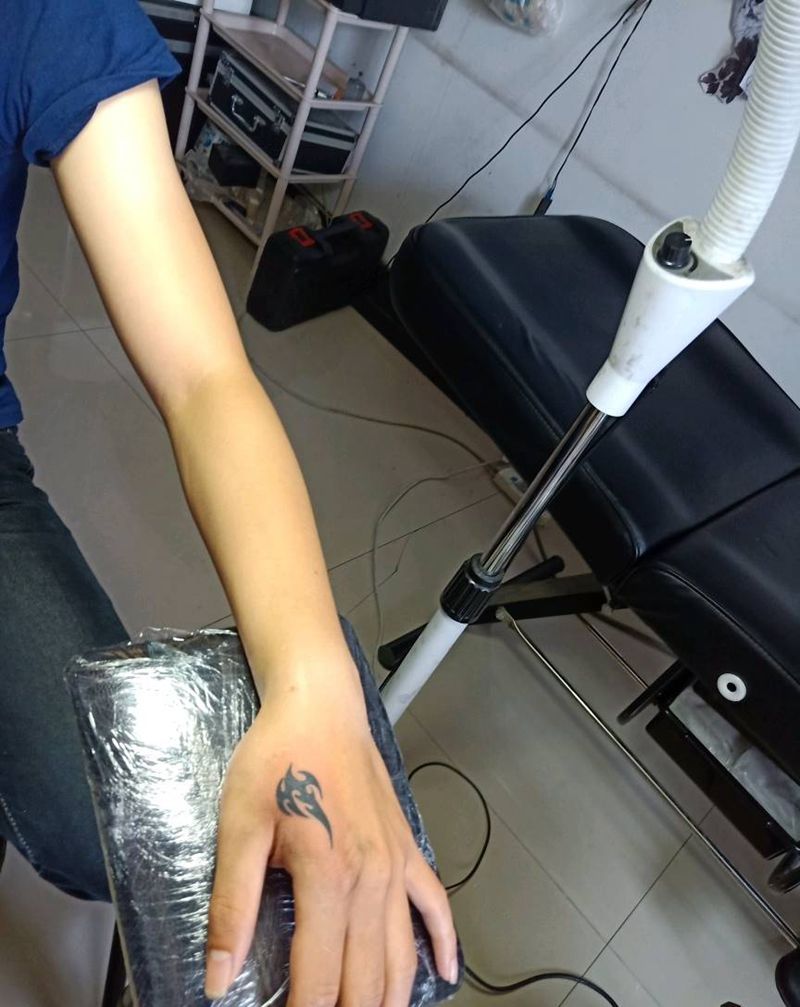 虎口小图腾纹身图片