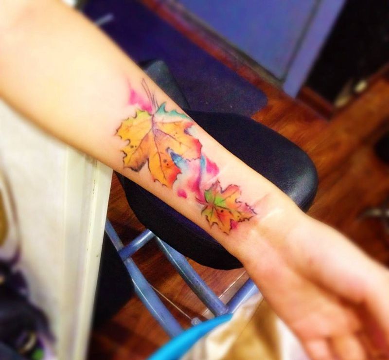 枫叶水彩纹身图片