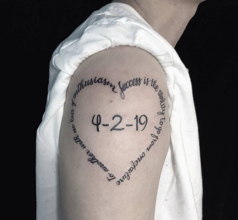 纪念纹身图片_肩部花体字纹身图案