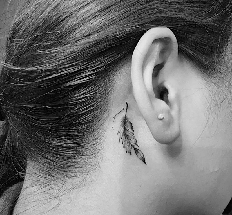 羽毛纹身图片_颈部纹身图案