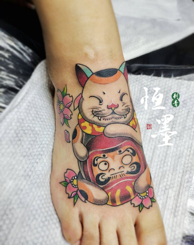 招财猫&达摩蛋纹身图片_脚部新传统纹身图案