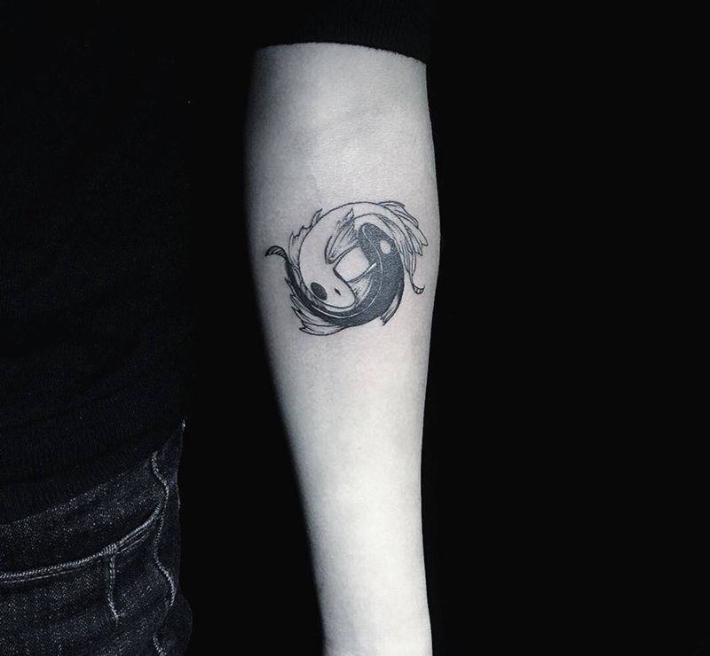 阴阳鱼纹身图片_手臂水墨纹身图案