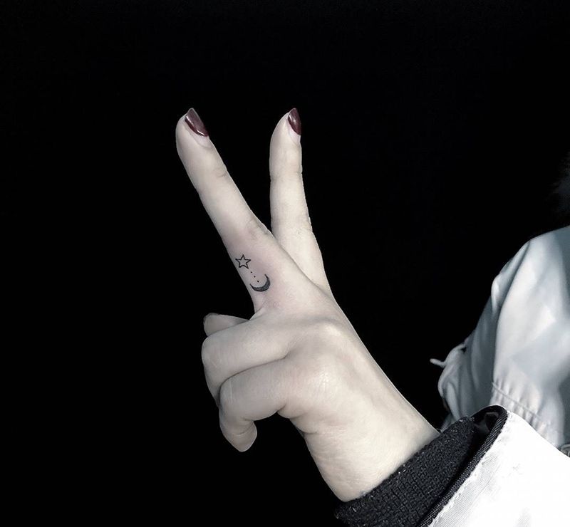 星星月亮纹身图片_手部纹身图案