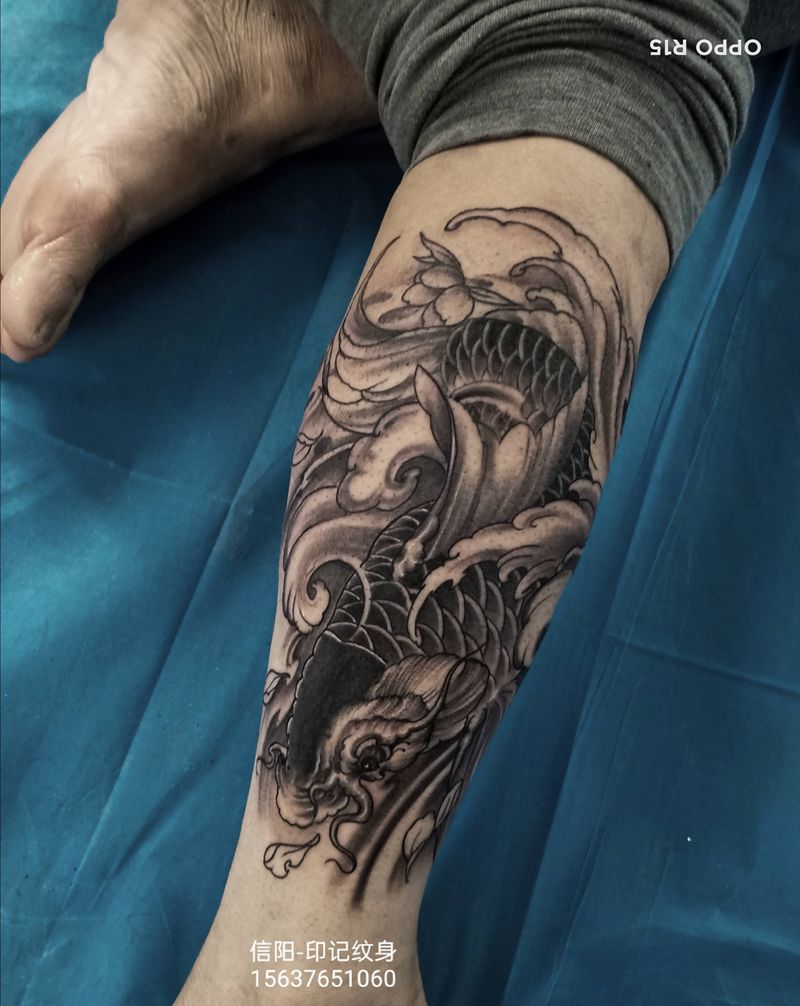 锦鲤纹身图片_腿部新传统纹身图案