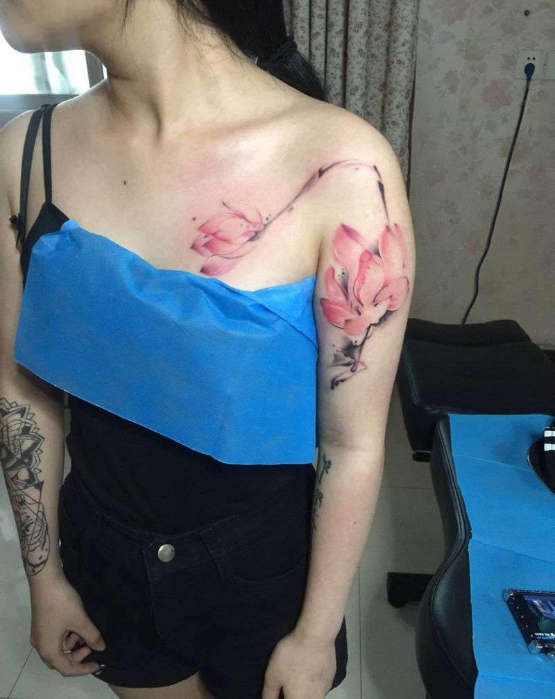 水墨写意荷花纹身图片