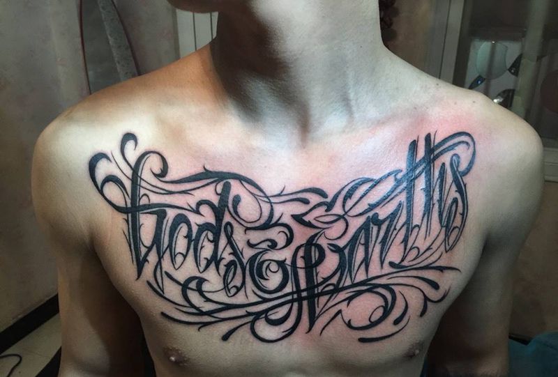 英文花胸纹身图片