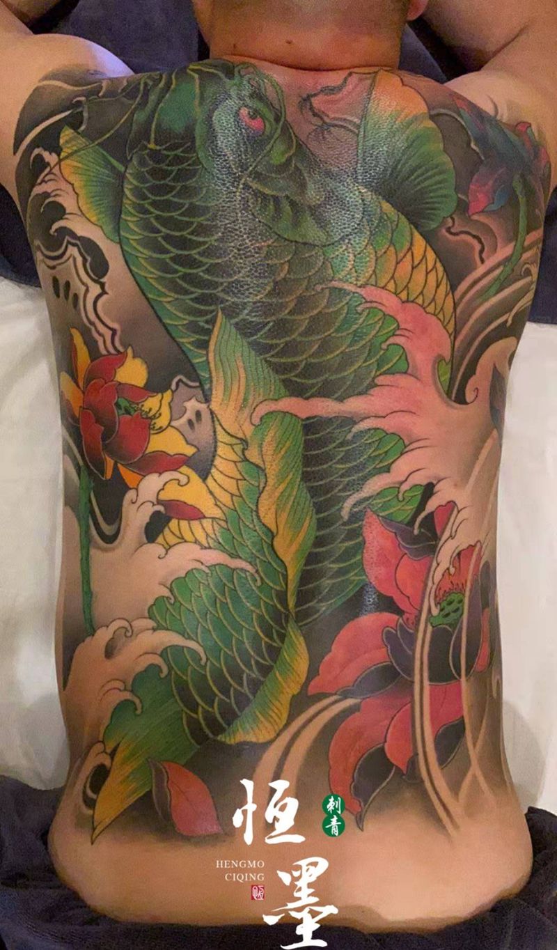 满背鲤鱼纹身图片_背部新传统纹身图案