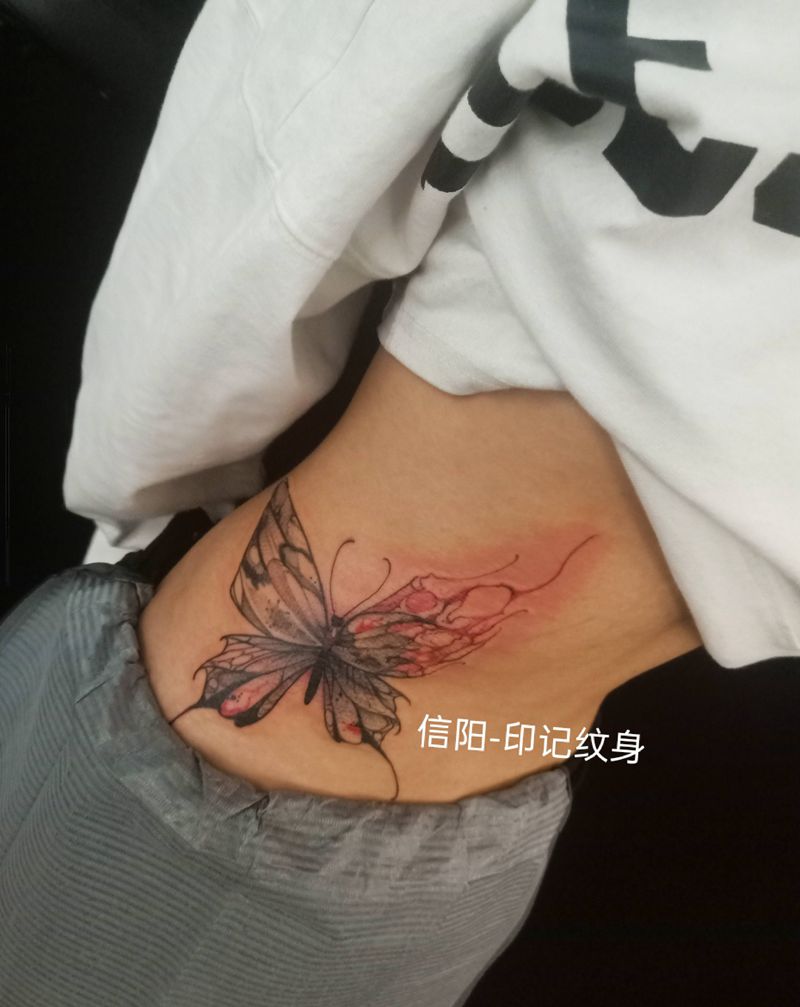 蝴蝶纹身图片_腰部纹身图案