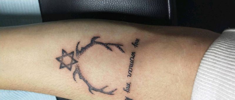 点刺鹿角纹身图片