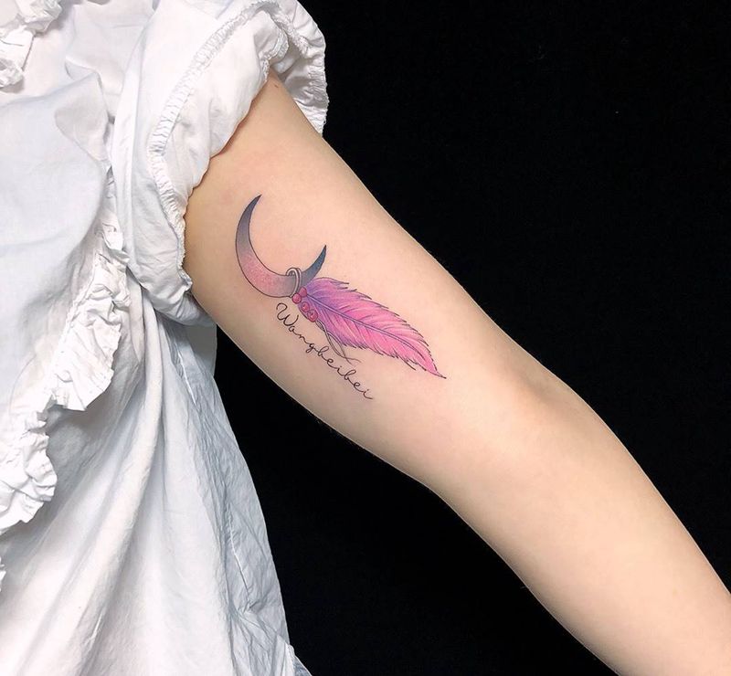 月亮和羽毛纹身图片_手臂水彩纹身图案