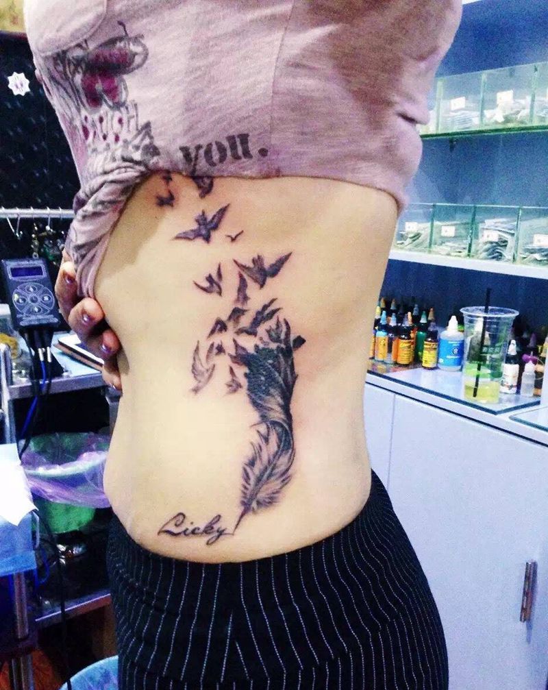 会飞的羽毛纹身图片