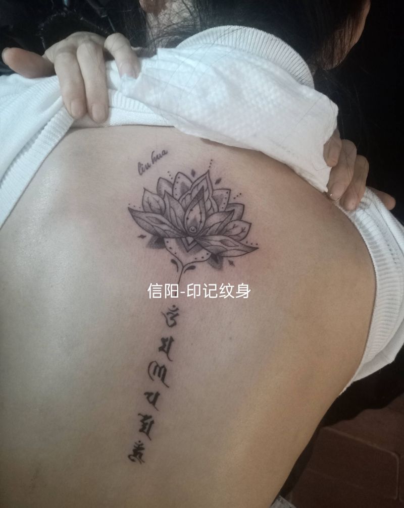 六字真言纹身图片_背部纹身图案