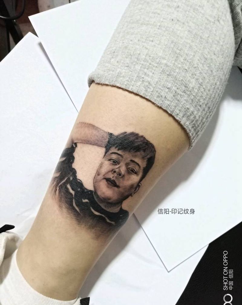 小图人物纹身图片_脚部欧美写实纹身图案