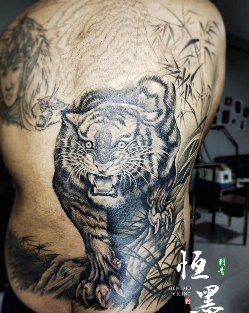 满背老虎纹身图片_背部老虎传统纹身图案