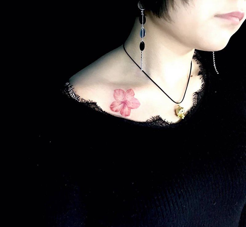 小花花纹身图片_肩部纹身图案