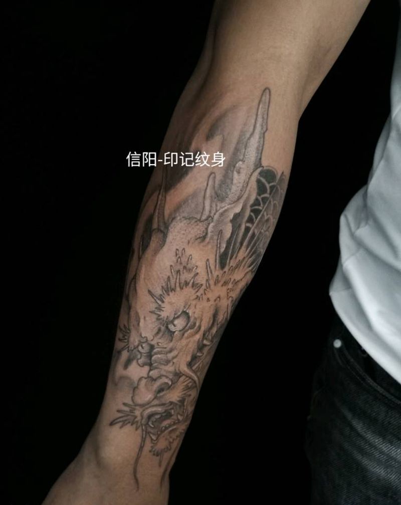 小臂龙纹身图片_手臂新传统纹身图案