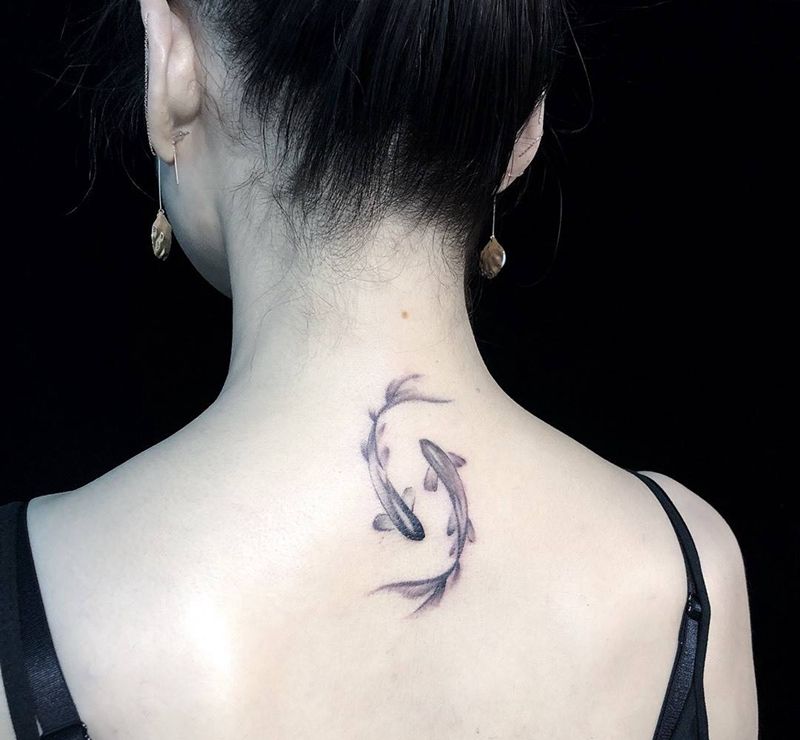 双鱼纹身图片_背部颈部纹身图案