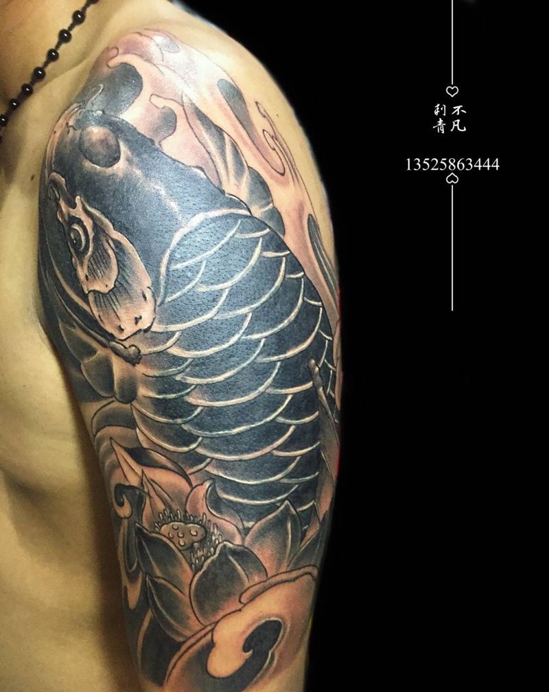 鲤鱼遮盖纹身图片_成品肩部手臂传统鲤鱼遮盖纹身图案