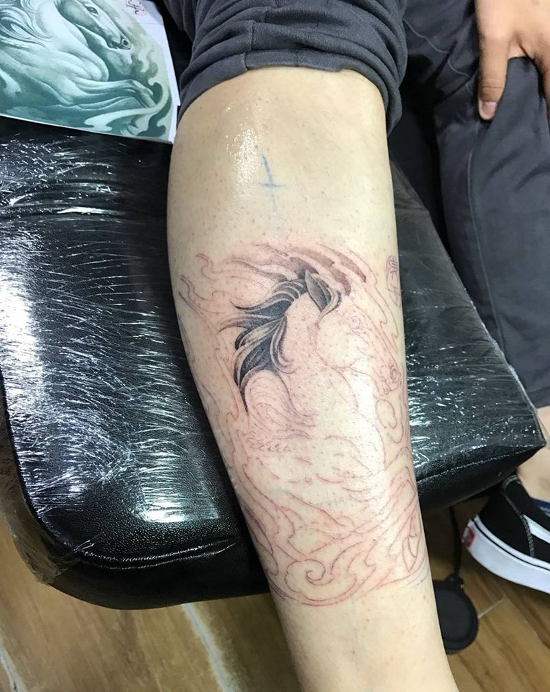 小腿生肖马纹身图片_成品腿部传统写实动物纹身图案