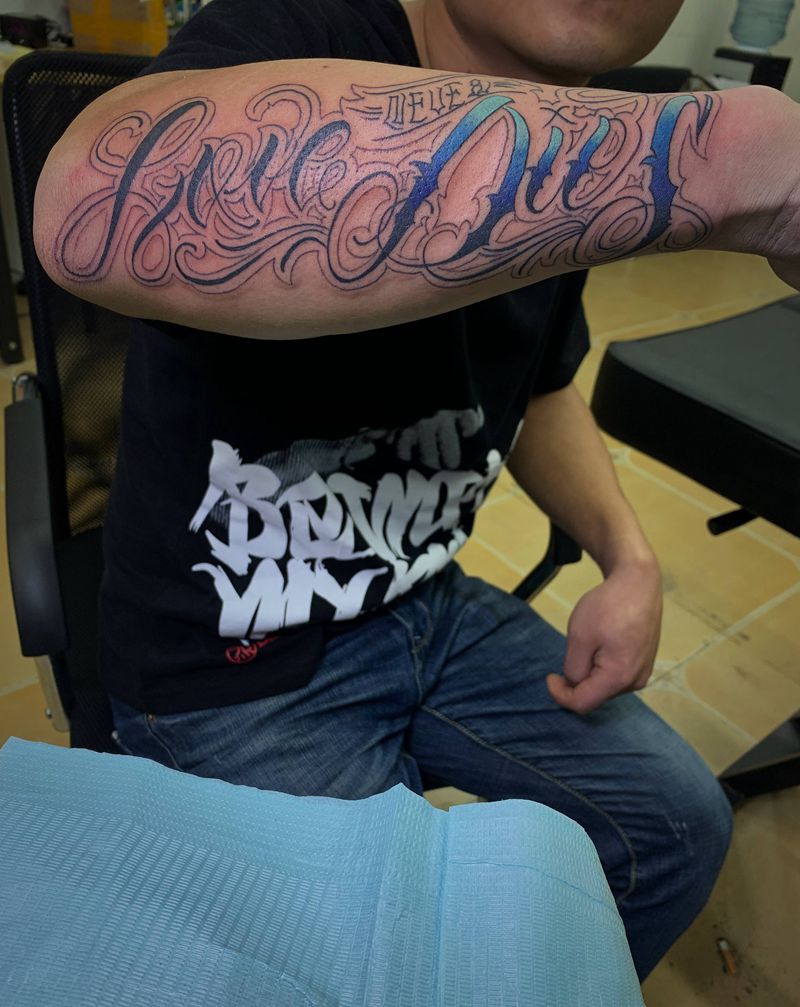 花体英文纹身图片_手臂纹身图案