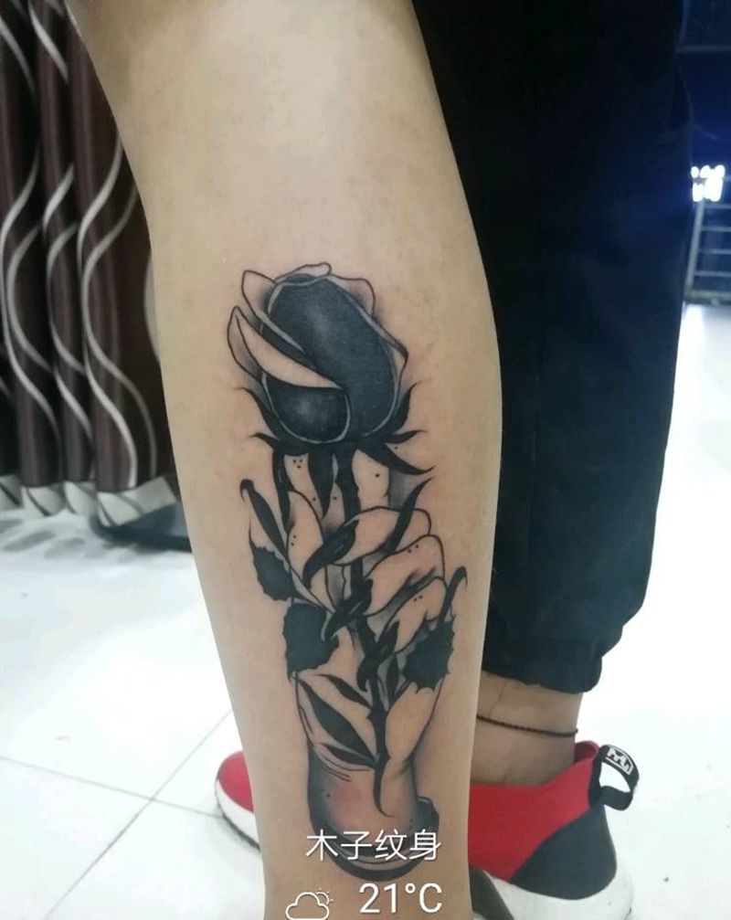 手持玫瑰纹身图片