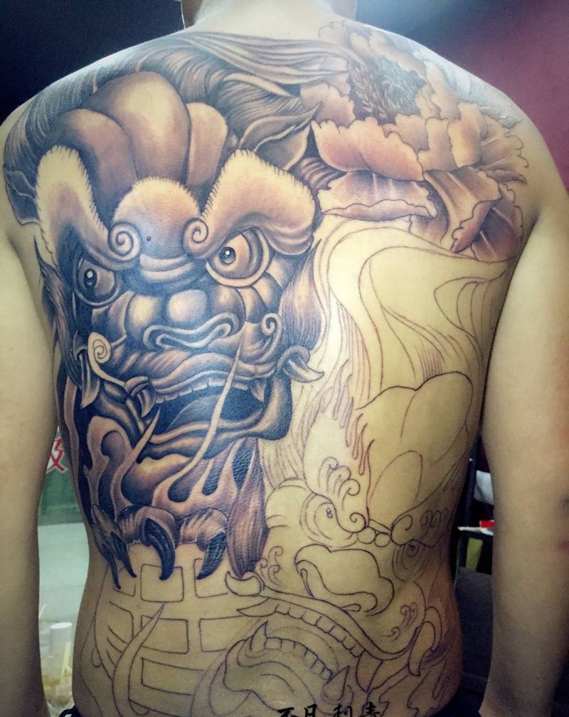 富贵双狮纹身图片_背部传统动物点刺成品纹身图案
