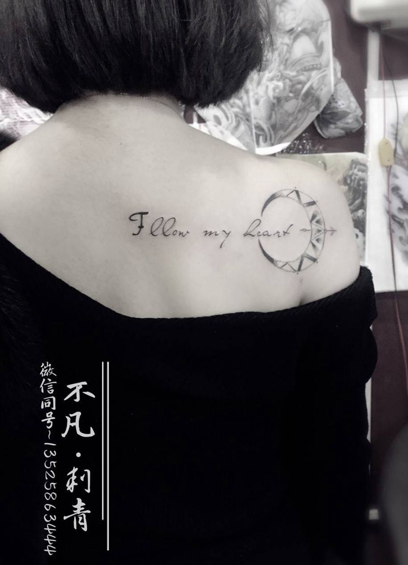 嗯纹身图片_成品背部肩部清新几何字符纹身图案