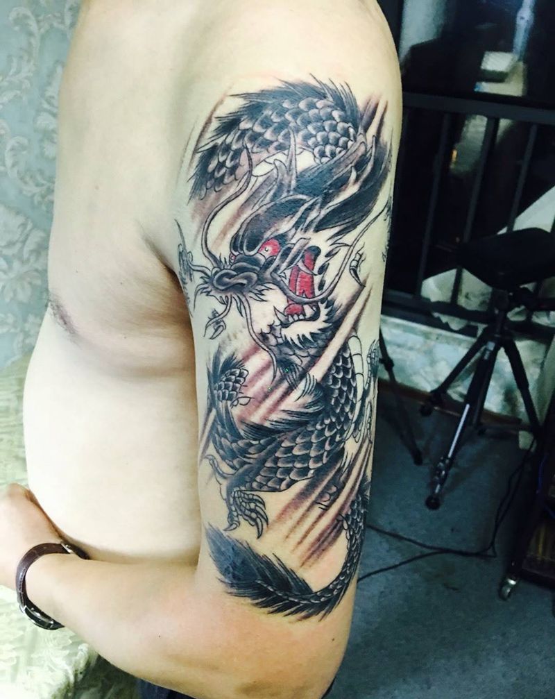 大臂龙纹身图片
