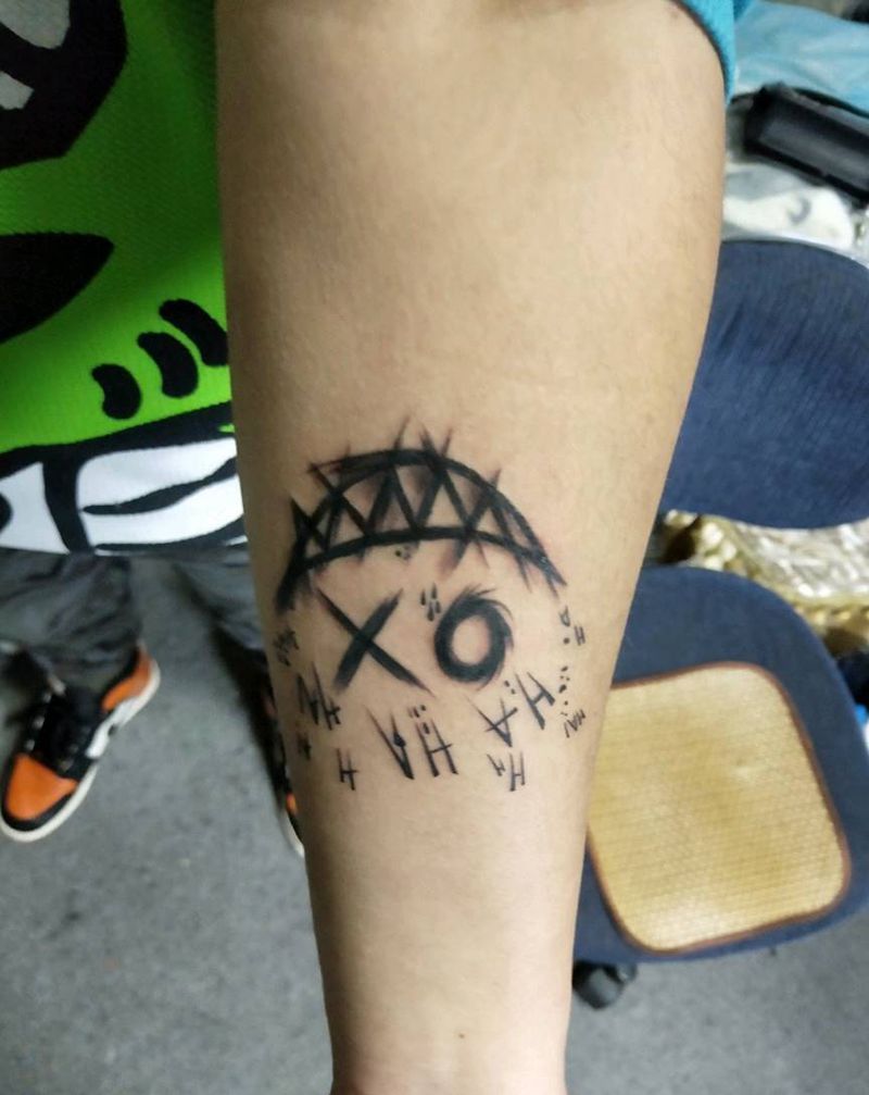 恶魔笑脸纹身图片_手臂新传统纹身图案