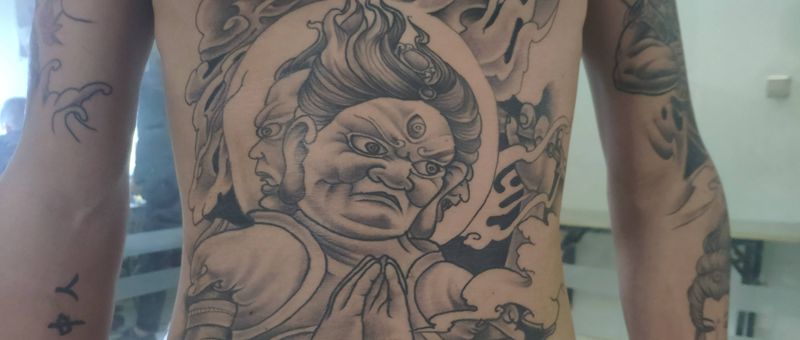 花肚子纹身图片_腹部新传统纹身图案