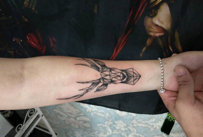 鹿纹身图片_手臂点刺纹身图案