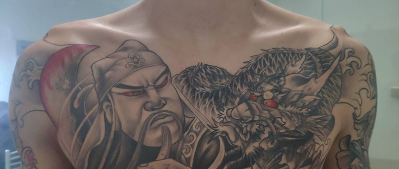 花胸遮盖狼头纹身图片_胸部新传统纹身图案