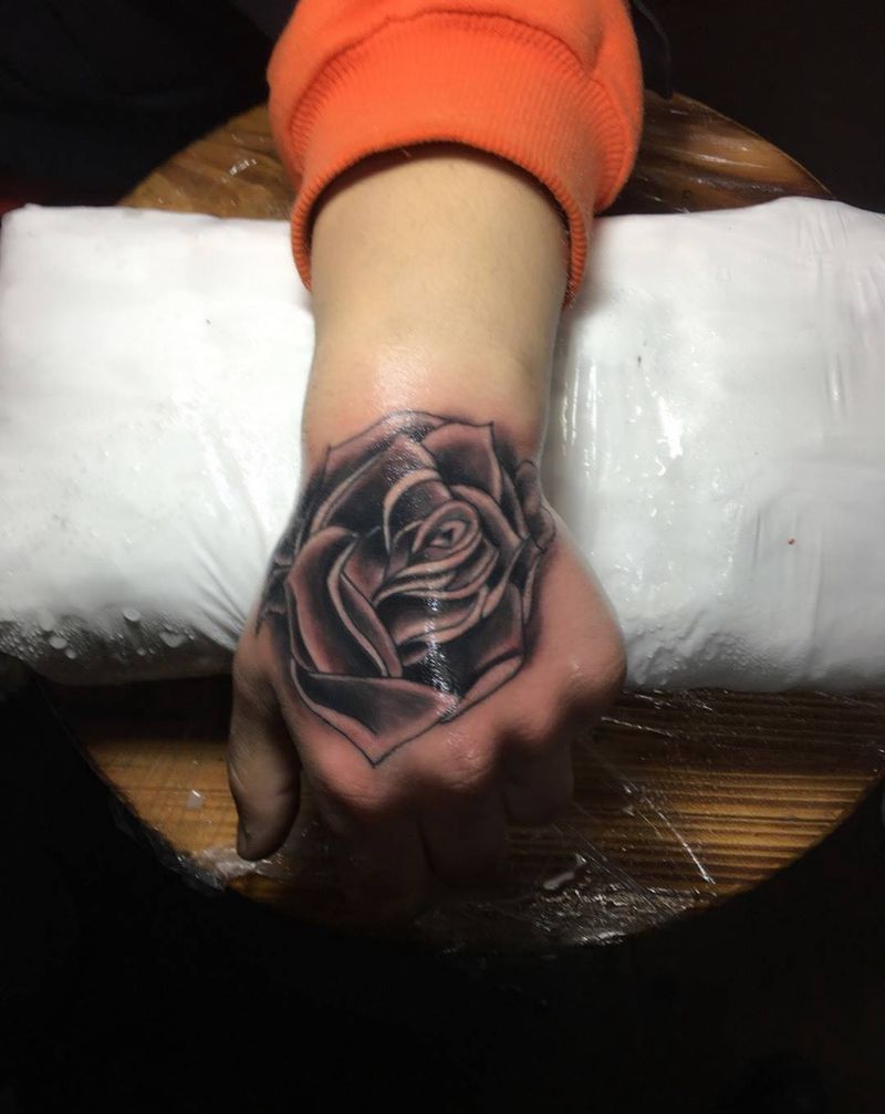 黑玫瑰纹身图片