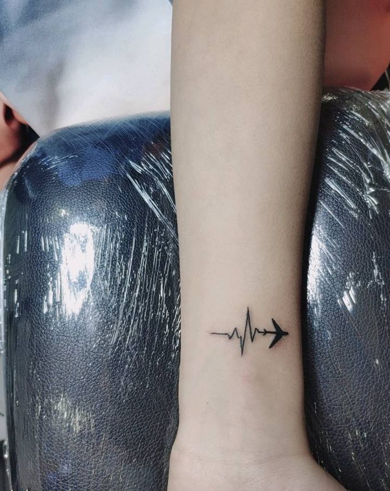 飞机✈纹身图片_手臂几何纹身图案